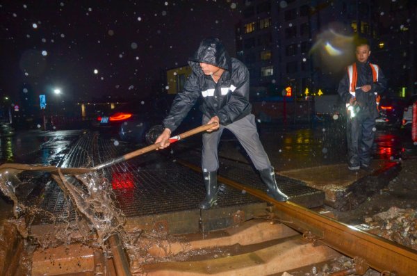 点金股 多地暴雨来袭 各方全力应对
