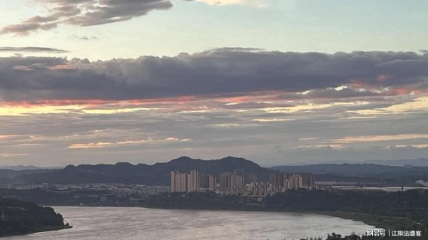 诚金资产 本科毕业摆地摊，博主上传视频被学校叫停，应该道歉吗？