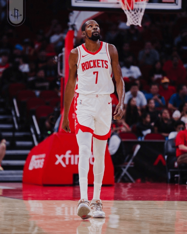 聚盈策略 火箭队社媒分享比赛图集庆祝战胜爵士, 并配文道: 保持连胜